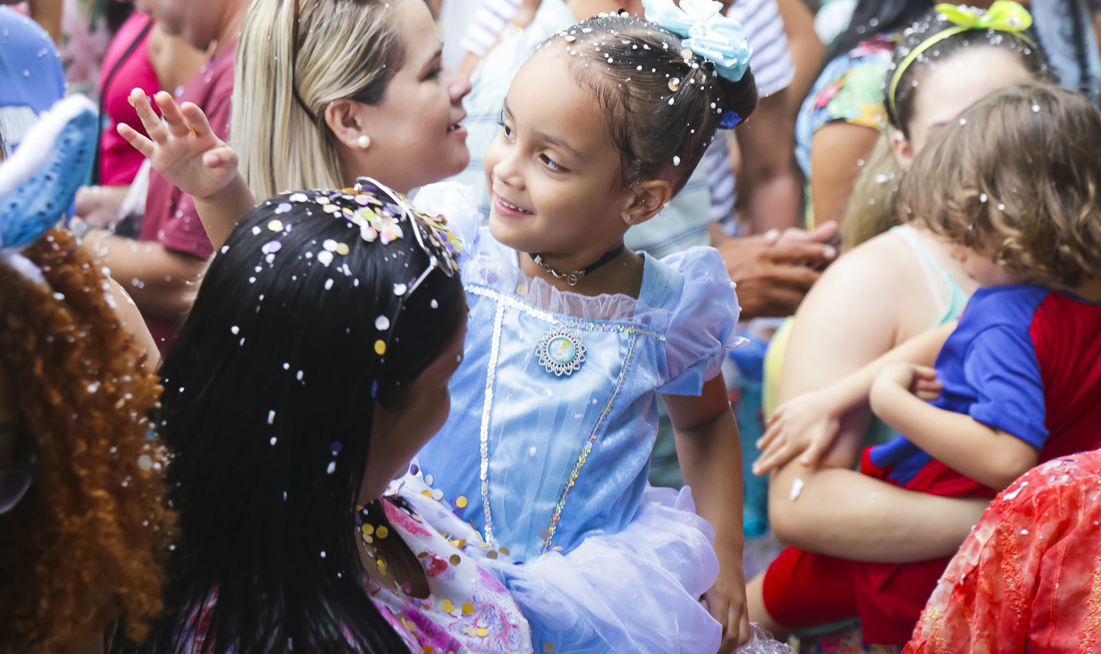 criança fantasiada em baile de carnaval